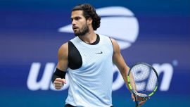 US Open, Alcaraz fa paura: travolge Paul e attende Shelton. La sfida tra Zverev e Darderi scatena la polemica: “Carlos favorito”