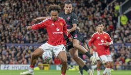 Manchester United, per Zirkzee è ancora un incubo: stava segnando con una magia di tacco in Champions ma gli rubano il gol