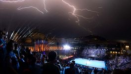 Italia-Svezia: l’abbraccio di Mattarella e i fulmini su piazza del Plebiscito, l’esordio europeo tra spettacolo e timori