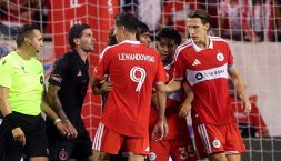 Mls, rissa De Paul-Lewandovski: "Chi sei, idiota, io ho vinto un Mondiale e tu?". Succede di tutto in campo