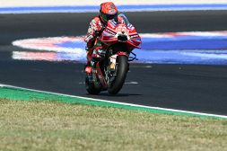 GP San Marino: Marquez concede il bis a Misano e va in testa al Mondiale, Alex e Acosta sul podio. Bezzecchi ko