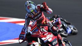 Misano, Bagnaia prende a pugni la Ducati: Pecco nervoso, sbaglia e impreca. La sorella Carola scuote la testa