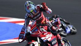 Misano, Bagnaia prende a pugni la Ducati: Pecco nervoso, sbaglia e impreca. La sorella Carola scuote la testa