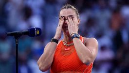 Rybakina pigliatutto: US Open e primato nel ranking. Sabalenka la prende malissimo: parolaccia e racchetta distrutta