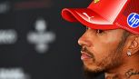 Ferrari, Hamilton boccia le novità 2027. Gare più brevi e calendario fanno infuriare Lewis: “È tutto sbagliato”