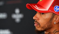 Ferrari, Hamilton boccia le novità 2027. Gare più brevi e calendario fanno infuriare Lewis: “È tutto sbagliato”