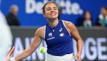 Paolini torna stellare in BJK Cup, Jas sfata il tabù Zheng e ribalta la Cina con Errani: ma Cocciaretto preoccupa l’Italia