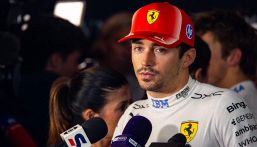 Leclerc, lo spoiler su Aduo 2 e l'addetta stampa che lo guarda male sono segnali di una Ferrari allo sbando
