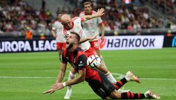 Milan-Benfica, moviola: cosa ha visto l’arbitro sui due rigori negati, i dubbi sul raddoppio. Gillett era al debutto in Europa