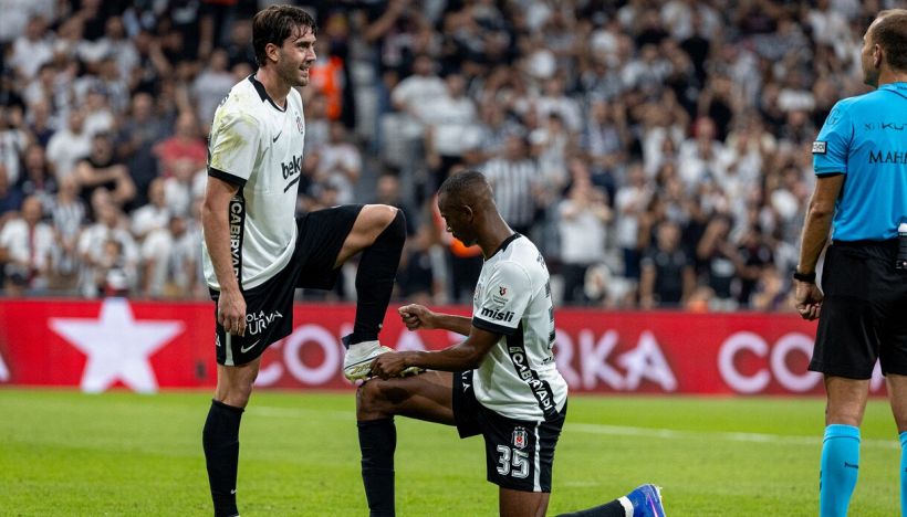 Besiktas, Vlahovic è già un idolo dopo la tripletta, la sfida a Lukaku e il retroscena su Italiano