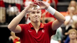 La Davis rigenera Rune e Fonseca, tornano e vincono per Danimarca e Brasile. Holger s'emoziona, Joao piange