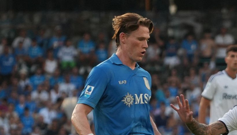 Napoli, cos’è l’aritmia benigna che ha fermato McTominay: i precedenti di Lichtsteiner e Khedira fanno sperare i tifosi