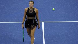 US Open, Sabalenka è una furia dentro e fuori dal campo. Prima avvisa Rybakina, poi litiga ancora coi giornalisti: “Assurdo”