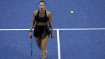 US Open, Sabalenka è una furia dentro e fuori dal campo. Prima avvisa Rybakina, poi litiga ancora coi giornalisti: “Assurdo”