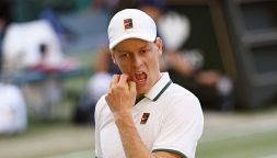 Sinner rompe il silenzio dopo il ritiro dallo US Open: “È difficile”. Bartoli all’attacco dell’ATP: “Senza Jannik di che parliamo”