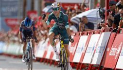 Alla Vuelta arriva l'ora di Van Aert: sua la 14esima tappa. Sivakov, malore e ritiro per il caldo: tensioni in gruppo