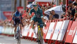 Alla Vuelta arriva l'ora di Van Aert: sua la 14esima tappa. Sivakov, malore e ritiro per il caldo: tensioni in gruppo