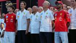 John Elkann a Monza per caricare Hamilton e Leclerc: foto di gruppo con la maglia per Schumacher e gesto per Gasly