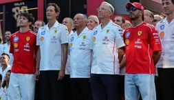 John Elkann a Monza per caricare Hamilton e Leclerc: foto di gruppo con la maglia per Schumacher e gesto per Gasly