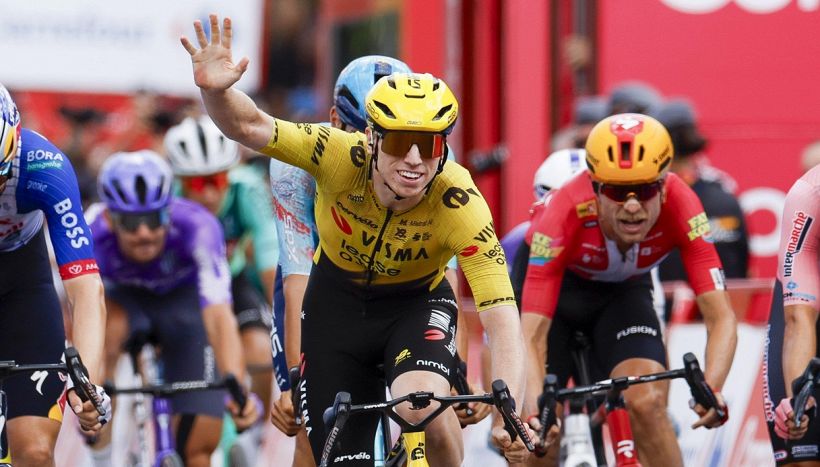 Brennan cala il pokerissimo alla Vuelta. Pellizzari show al Giro della Toscana: una vittoria con vista sul mondiale