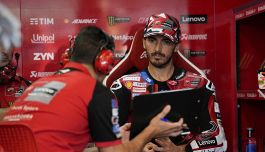 Misano, Bezzecchi ha ancora qualche difficoltà, Marquez si smarca dal duello. La frustrazione di Bagnaia: "Non capiamo cosa non va"