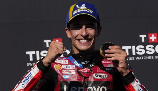 MotoGP Misano, Marquez: "Mi sono un po' addormentato ma Bezzecchi non ha vinto per la gomma". Il pilota Aprilia difende la sua scelta