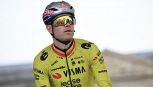 Al Giro d'Abruzzo uno spettatore provoca una caduta con una borraccia. Mondiale, Evenepoel 'avverte' Van Aert e van der Poel