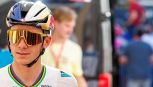 Al Giro d'Abruzzo uno spettatore provoca una caduta con una borraccia. Mondiale, Evenepoel 'avverte' Van Aert e van der Poel