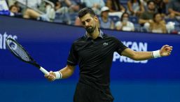 “Sinner e Alcaraz hanno copiato da me”, Djokovic si confessa da Kevin Hart e sui social si scatena il putiferio