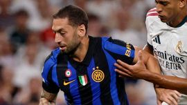 Inter, niente vacanze per Calhanoglu: Hakan dalla passerella ad Appiano, ma il rinnovo resta lontano e la Juve pensa a lui