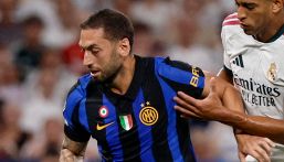 Inter, niente vacanze per Calhanoglu: Hakan dalla passerella ad Appiano, ma il rinnovo resta lontano e la Juve pensa a lui