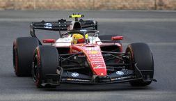 Impeding Hamilton, la FIA gli tira le orecchie ma Lewis non ci sta: "Non è colpa mia". Leclerc non è contento