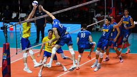 Europei volley, Italia-Svezia in piazza del Plebiscito a Napoli: dopo la pioggia, gli Azzurri vincono in 3 set