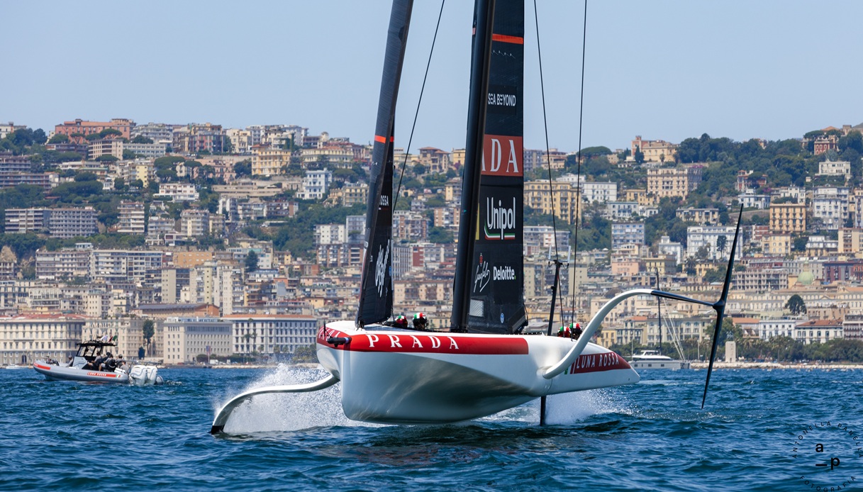 https://wips.plug.it/cips/sport.virgilio.it/cms/2026/09/luna-rossa-napoli.jpg
