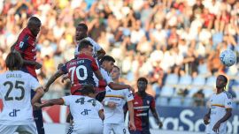 Cagliari-Lecce, il primo gol di Maldini è un messaggio per Mancini poi la dedica a Kevin Carlos: ma è ansia per Felici