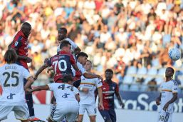 Cagliari-Lecce, il primo gol di Maldini è un messaggio per Mancini poi la dedica a Kevin Carlos: ma è ansia per Felici
