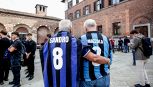 LIVE Funerali Sandro Mazzola, iniziata la cerimonia per l'ultimo saluto alla leggenda Inter: la scelta della famiglia, i cori dei tifosi