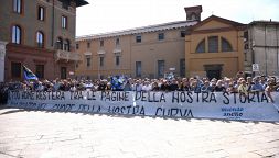 Funerali Sandro Mazzola, conclusa la cerimonia per la leggenda Inter con cori e applausi dei tifosi. La scelta della famiglia