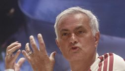 Mourinho show dopo il ko nel derby, violento attacco agli arbitri, Simeone chiede rispetto, che polemica