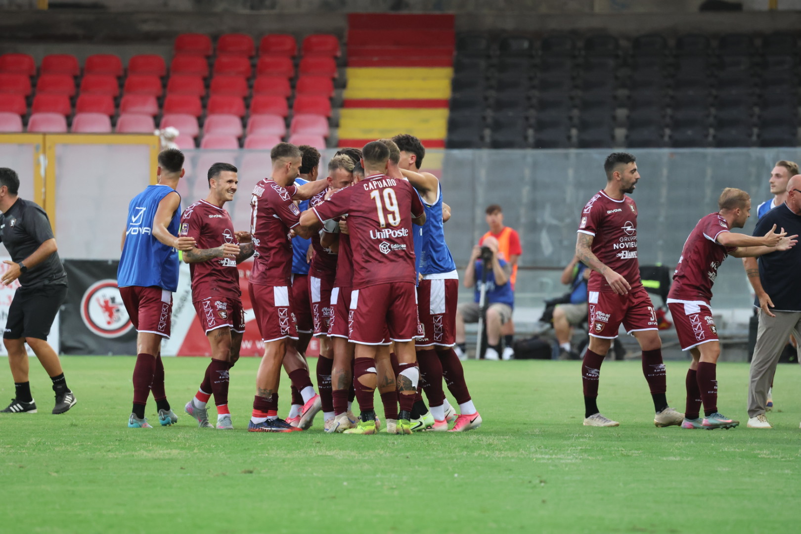https://wips.plug.it/cips/sport.virgilio.it/cms/2026/09/salernitana-esultanza-lps-jpg.jpeg