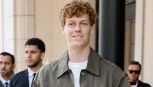 Jannik Sinner accerchiato da Gucci dopo l'annuncio su Pechino, Laila Hasanovic e l'intreccio inedito con Chiara Ferragni in questa MFW