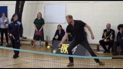 Il principe Harry gioca a pickleball in una scuola a Birmingham
