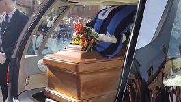 Funerali Mazzola, il feretro lascia Sant'Ambrogio tra cori e applausi