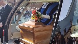 Funerali Mazzola, il feretro lascia Sant'Ambrogio tra cori e applausi