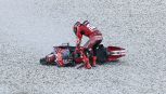 Malesia, Marquez che spavento: brutta caduta in curva 15, poi Marc si rialza e bastona tutti