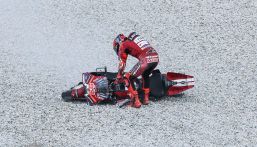 Malesia, Marquez che spavento: brutta caduta in curva 15, poi Marc si rialza e bastona tutti