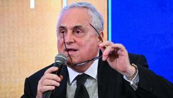 Lazio, la verità di Lotito su intimidazioni e minacce: “In giro con due pistole”. Poi l’ennesima frecciata ai tifosi