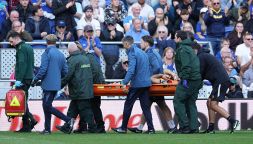 Chelsea, Dibu Martinez operato dopo aver rischiato grosso: il messaggio e i tempi di recupero