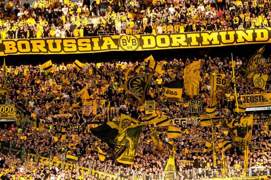 Niente smartphone allo stadio: il Borussia Dortmund regala maglie ai tifosi che rinunciano a selfie e video