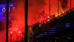 Bruges-Lens, follia dei tifosi francesi: fumogeni lanciati verso le tribune, gara interrotta e pesanti sanzioni in arrivo